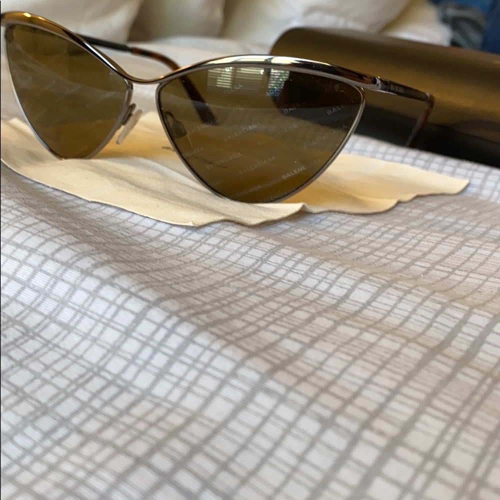 Balenciaga cat-eye sunglasses 😎 - Picture 4 of 6